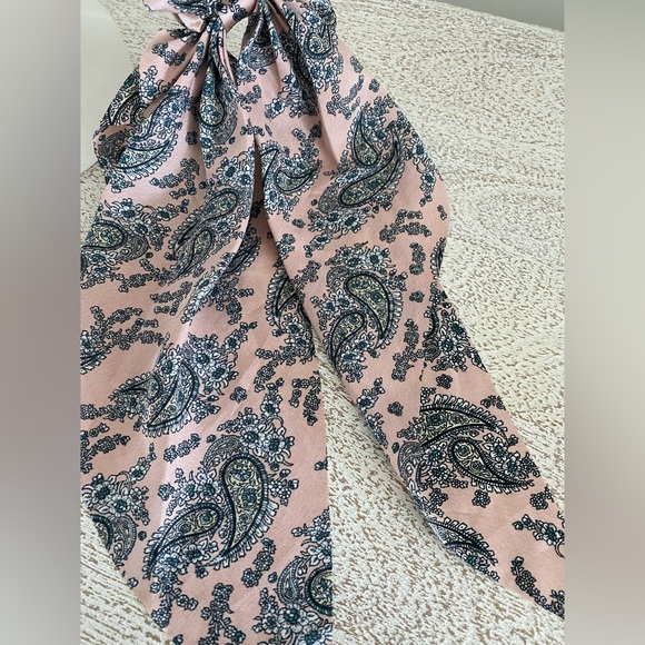 NWOT Scarf Scrunchie - Picture 2 of 3
